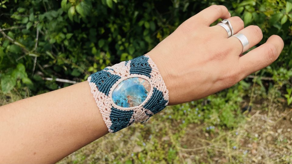 Maxibrazalete personalizado de macramé con piedras naturales