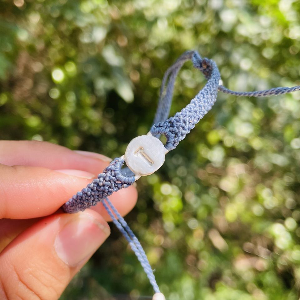 Date el gusto de una pulsera perfecta para ti: una pulsera única de plata y macramé que incluye la letra inicial de tu preferencia.