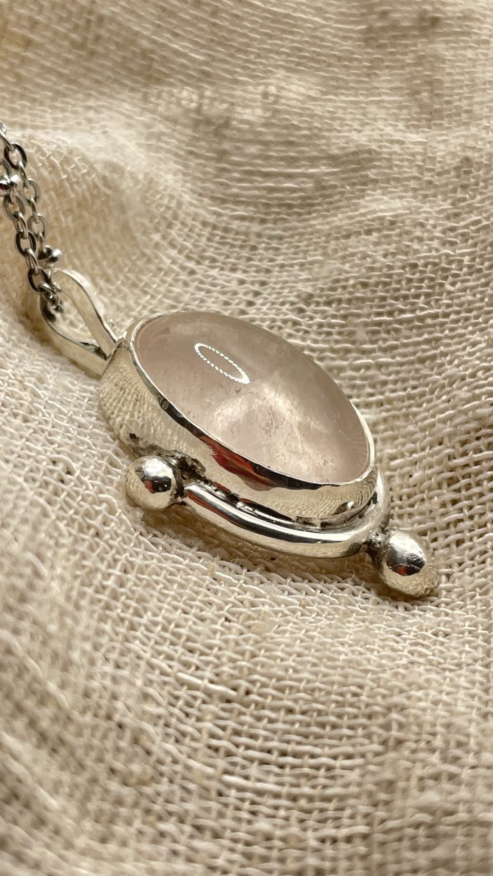 Collar con cuarzo rosa natural y plata de ley