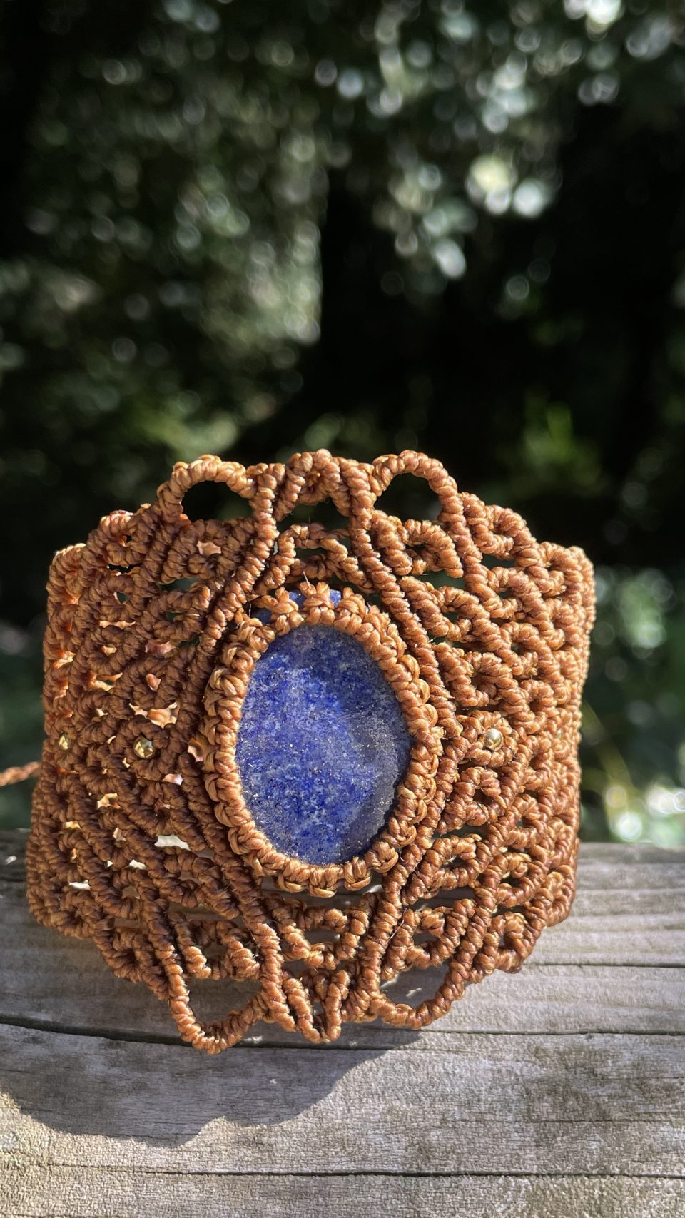 Brazalete de macrame con lapislázuli