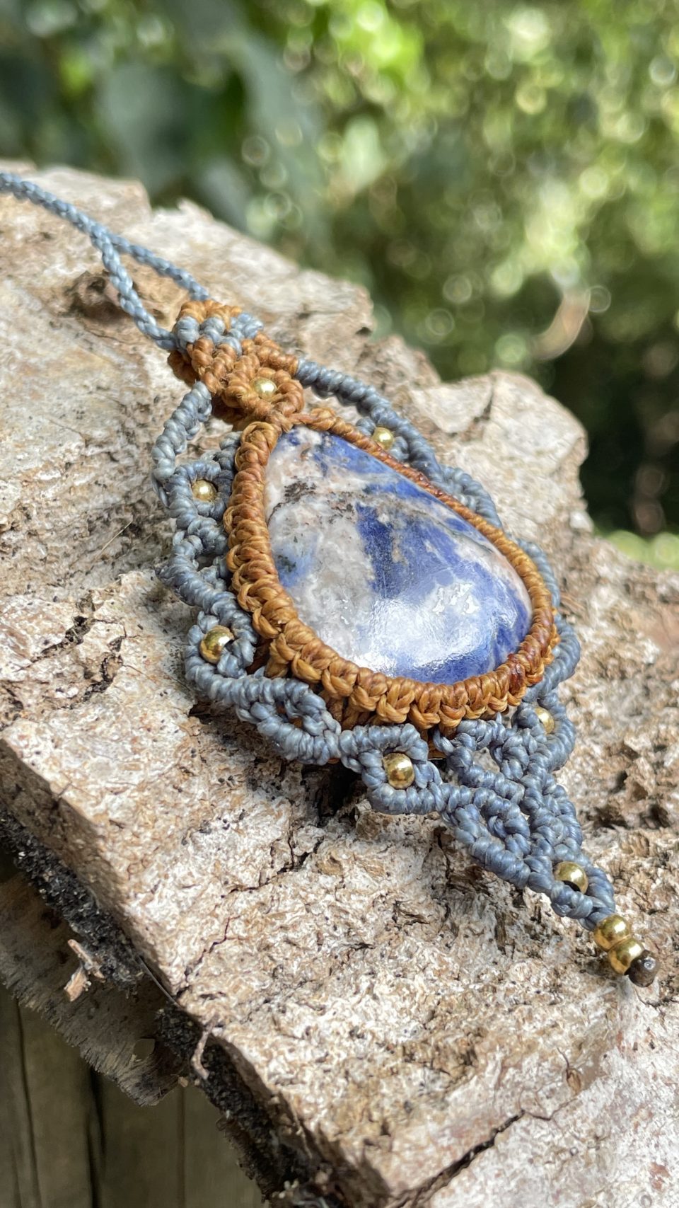 Collar de macrame con sodalita