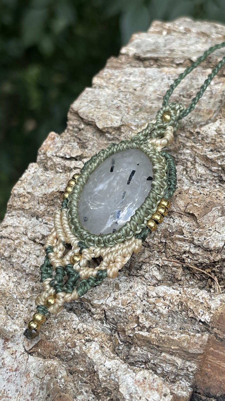 Collar de macrame con cuarzo turmalina