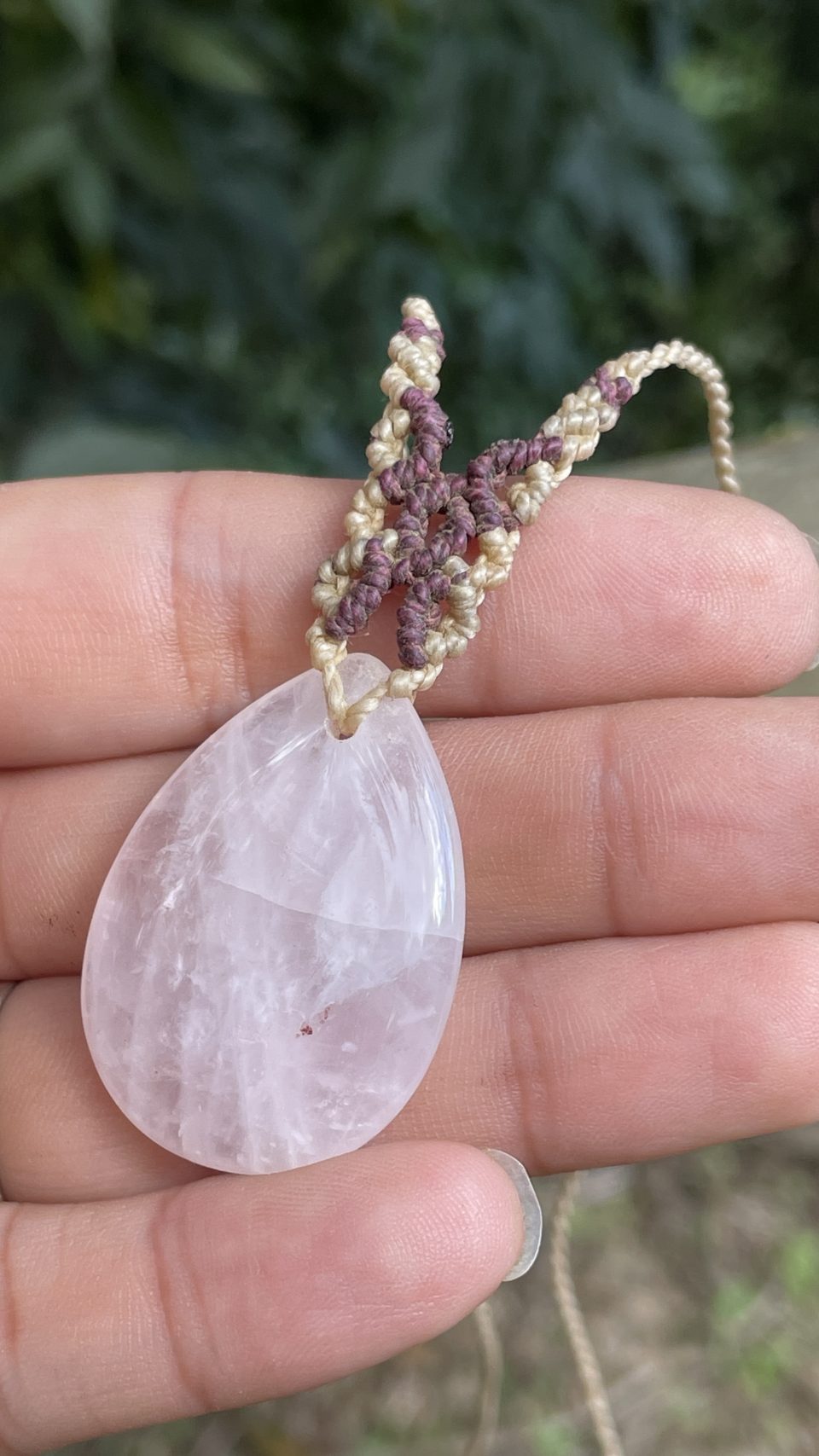 Collar de macrame con cuarzo rosa