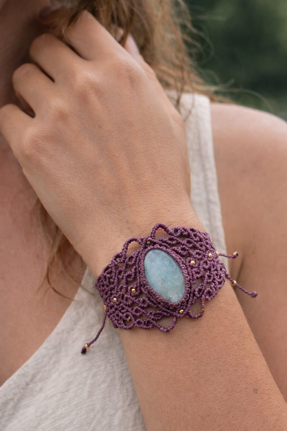 Brazalete de macrame con aguamarina