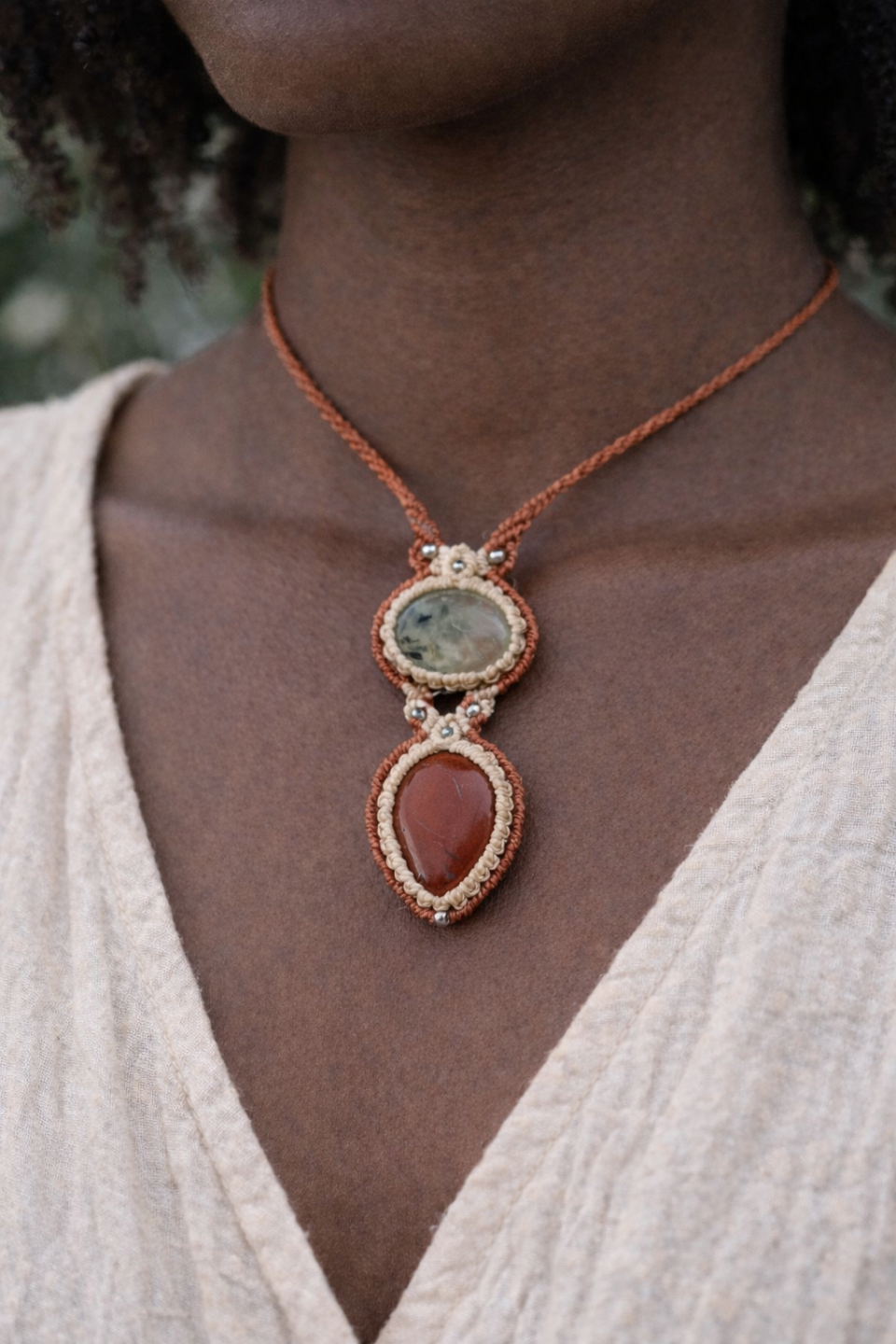 Collar doble de macramé con Prehnita y jaspe rojo