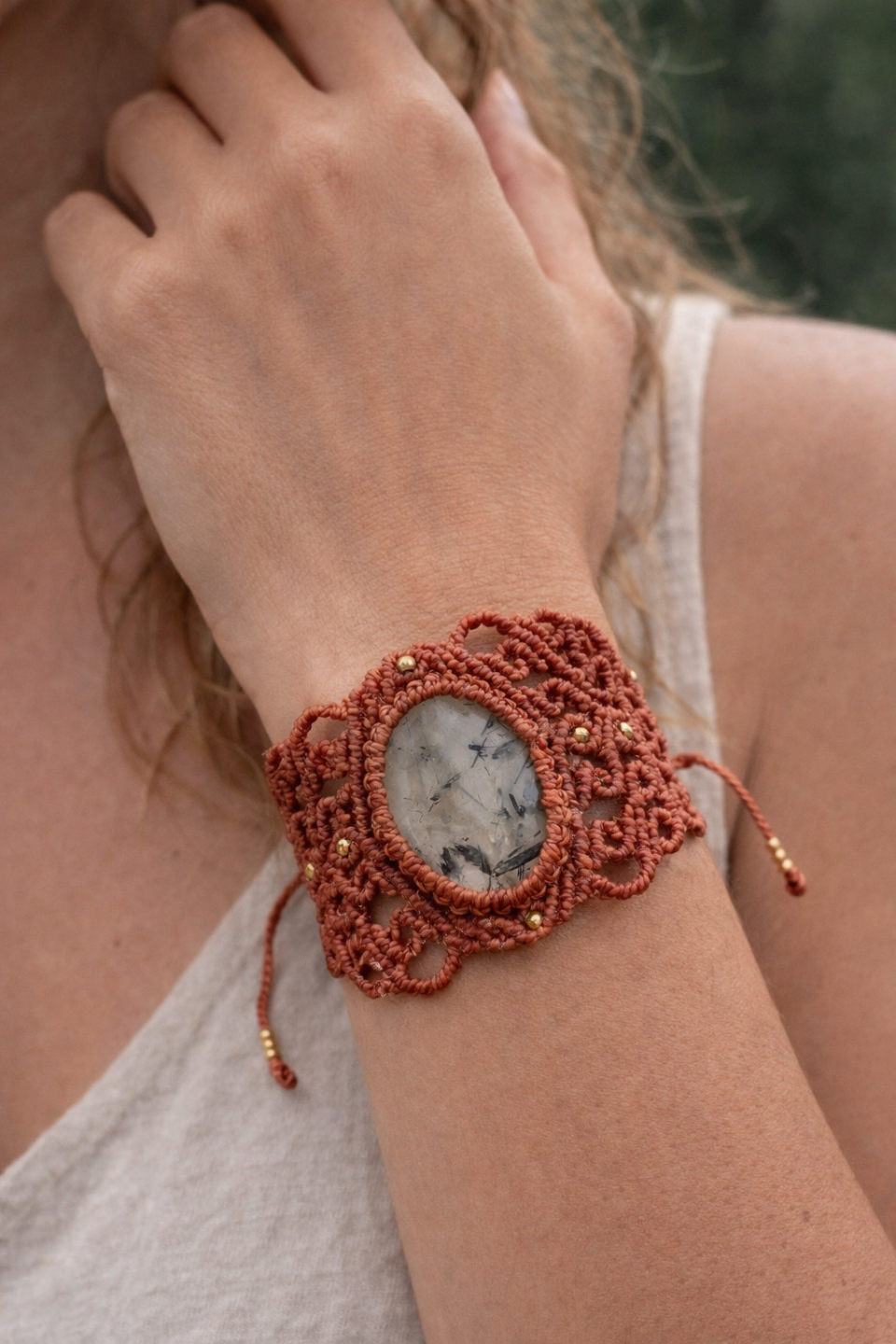 Brazalete de macrame con Prehnita