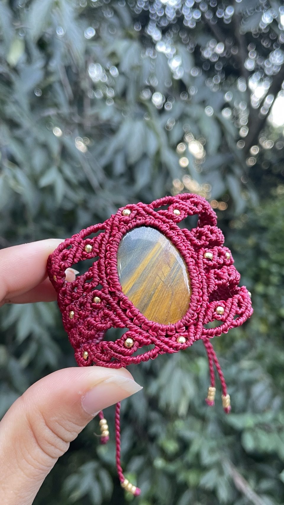 Brazalete de macrame con ojo de tigre