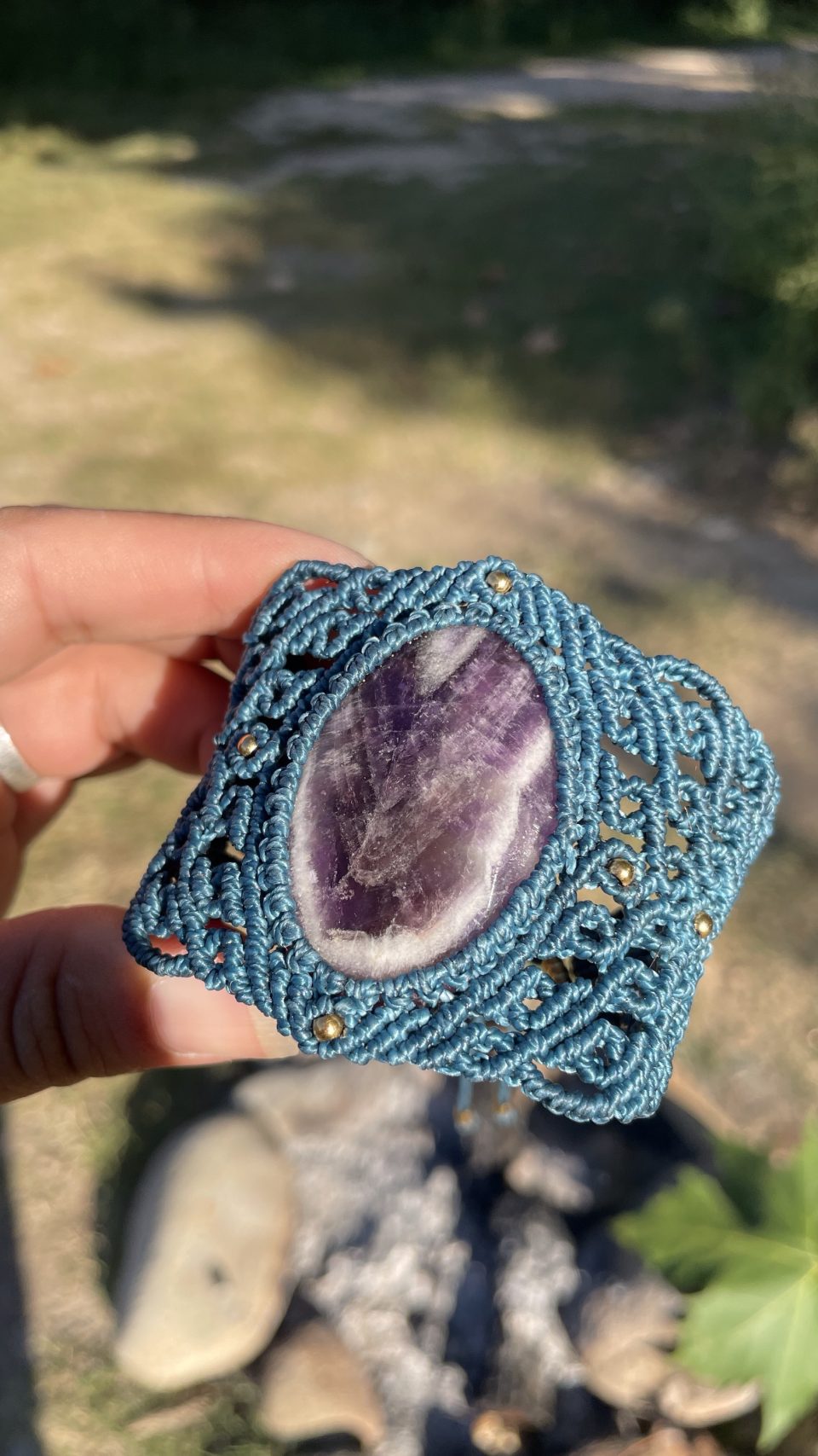 Brazalete de macrame con amatista chevron