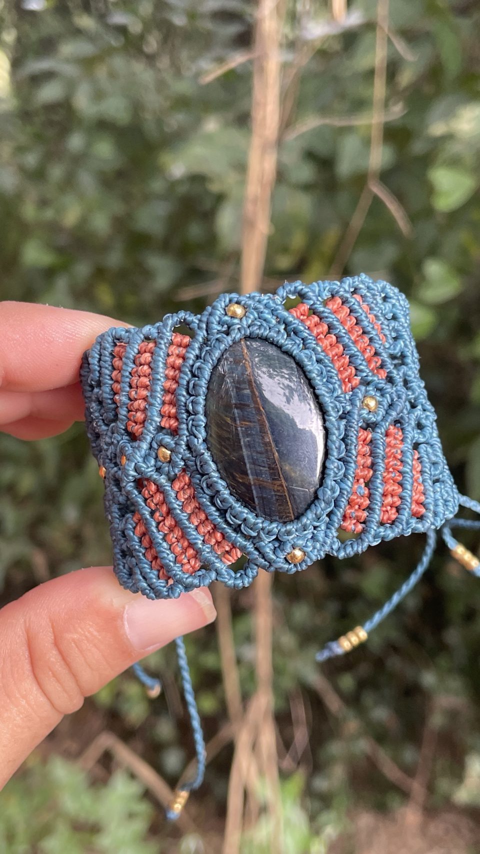 Brazalete de macrame con ojo de halcón