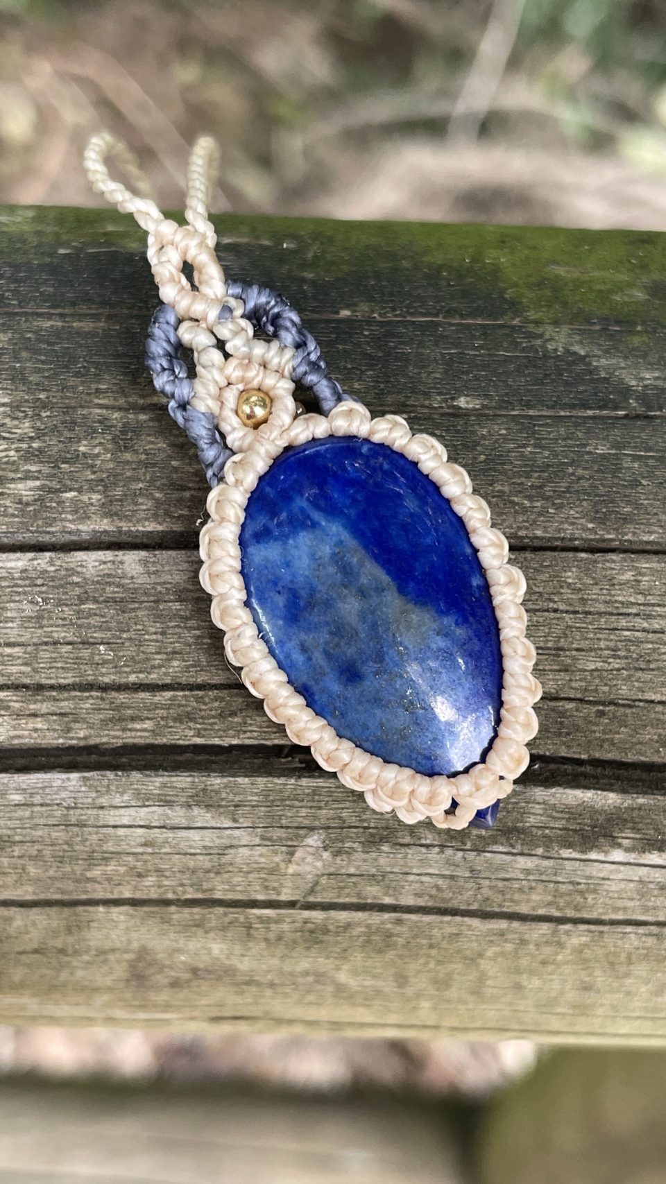 Collar de macramé con lapislázuli