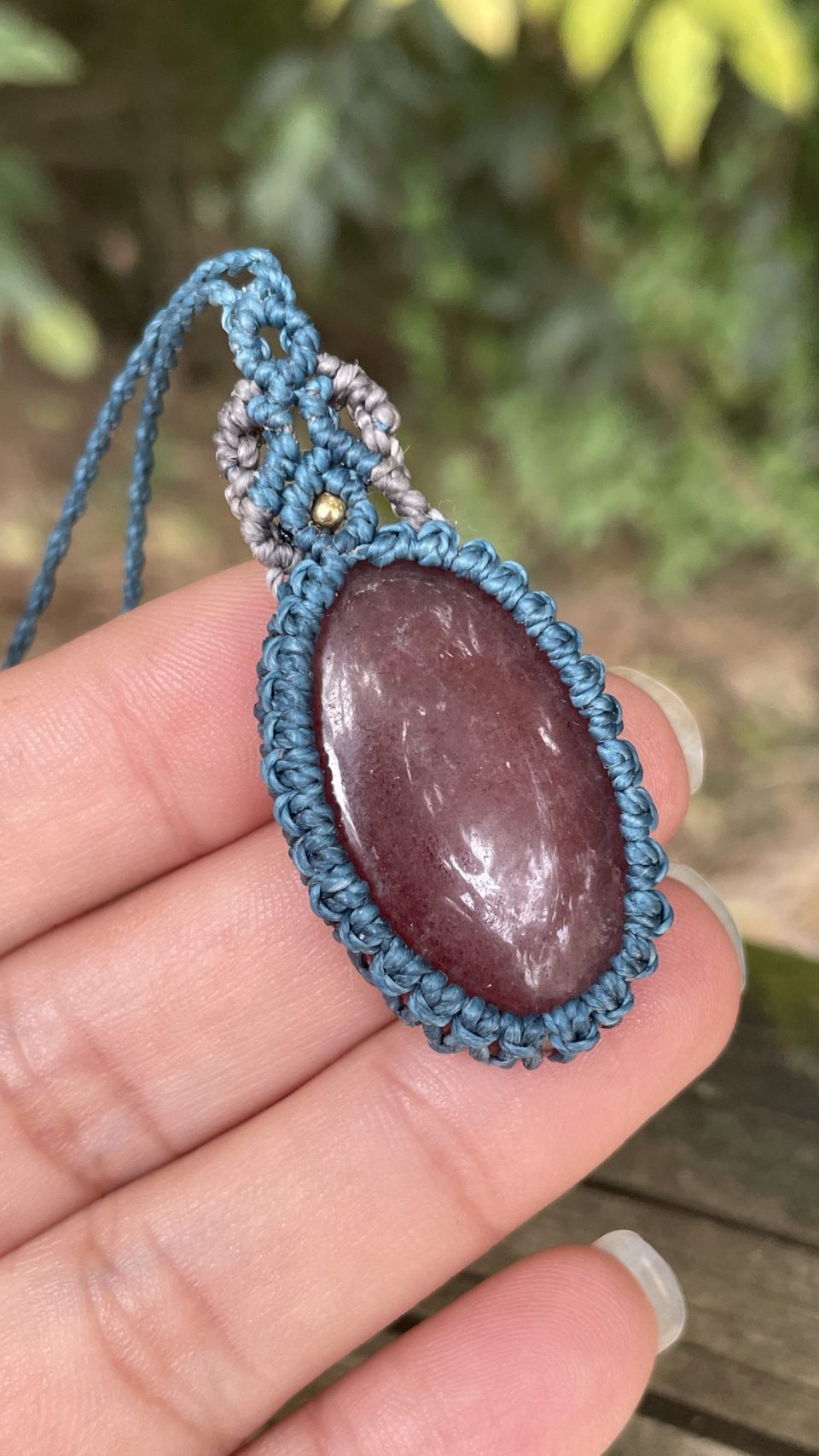 Collar de macramé con cuarzo fresa