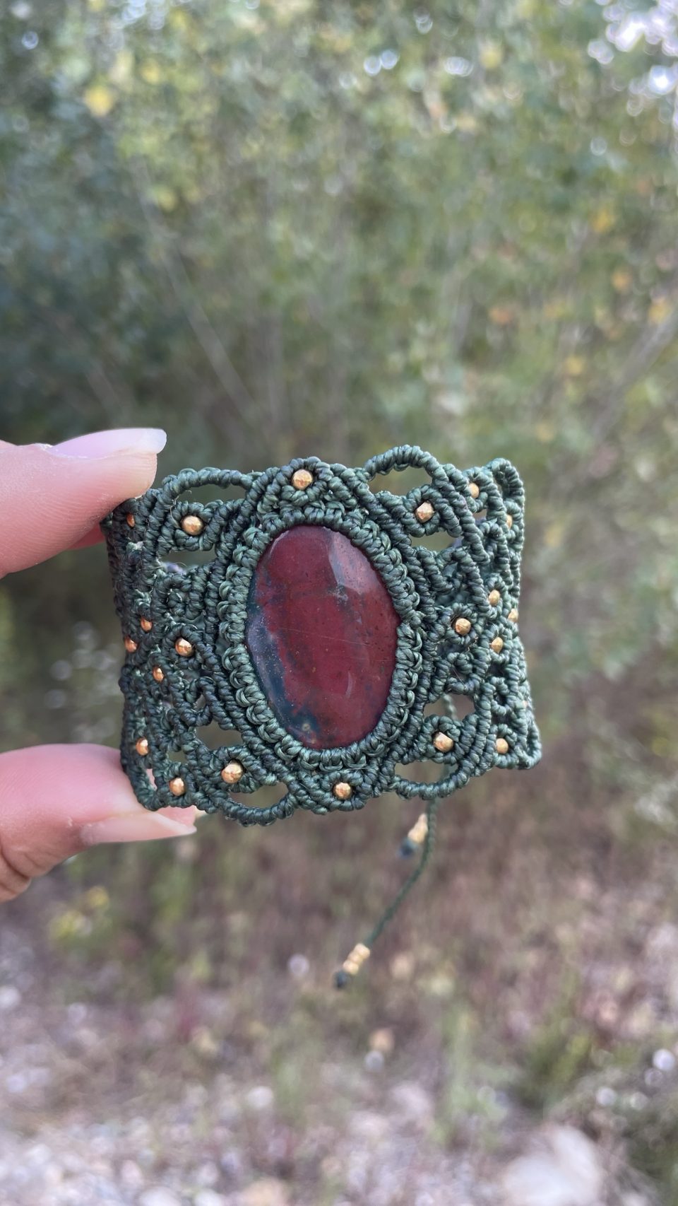 Brazalete de macramé con heliotropo