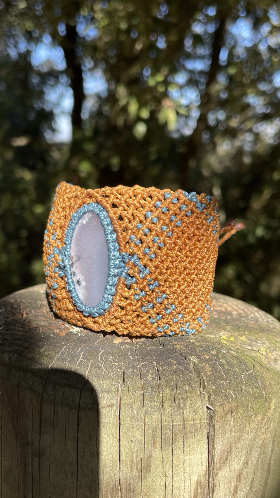 Brazalete de macrame con Àgata merlinita