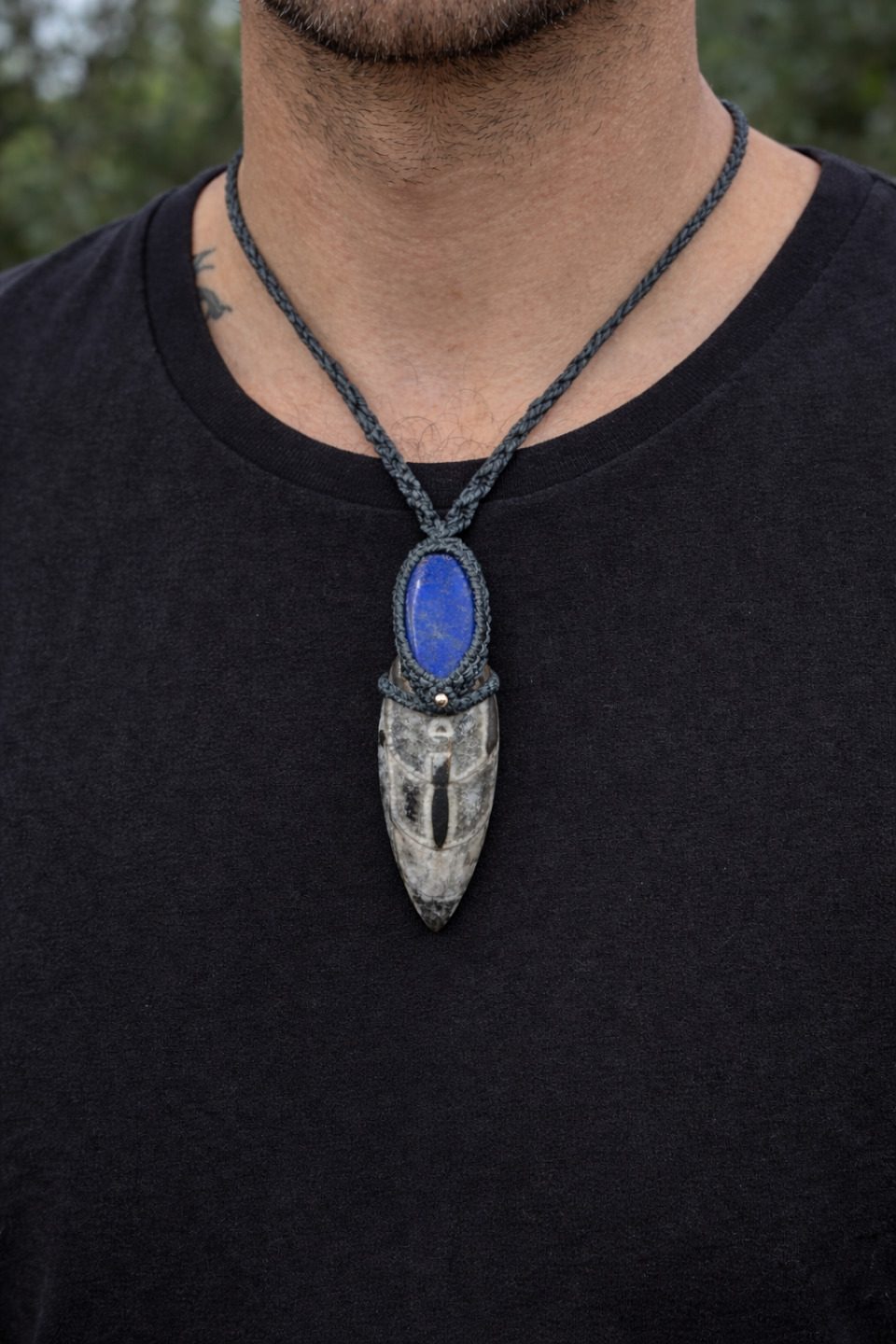 Collar fósil orthocera y lapislázuli de macramé