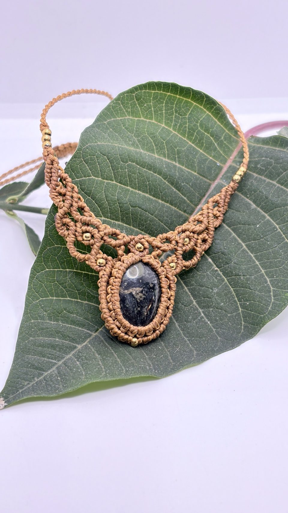 Gargantilla de macramé con jaspe kambaba