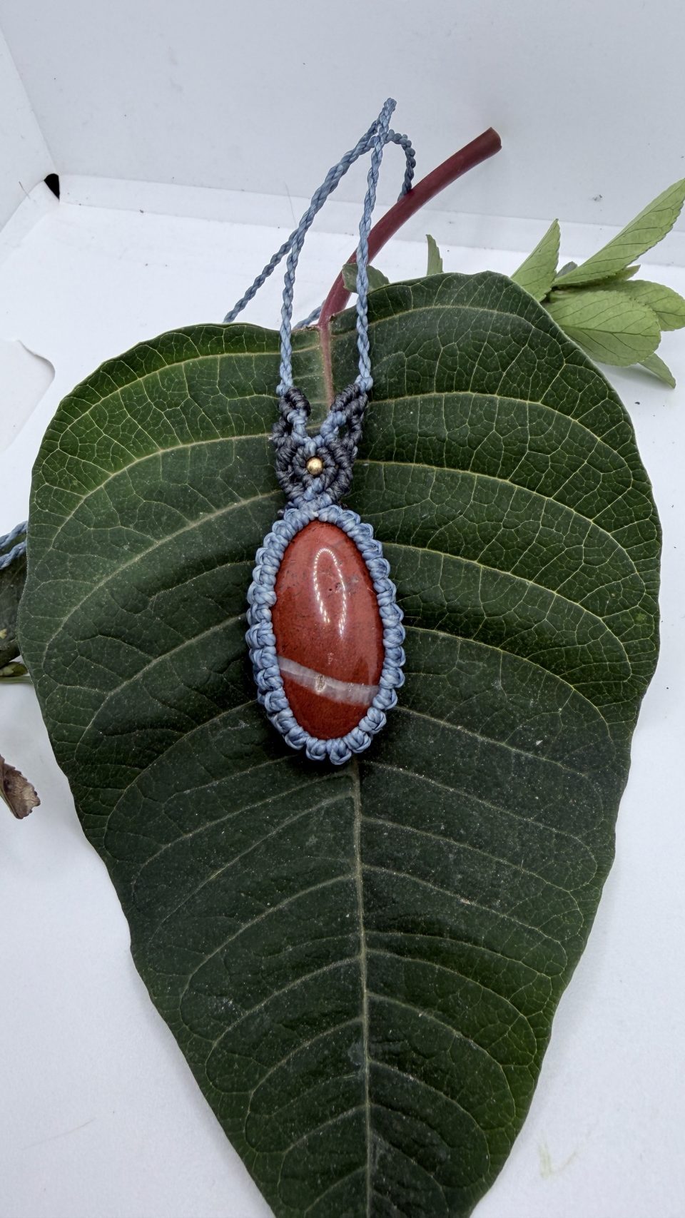 Collar con jaspe de macramé