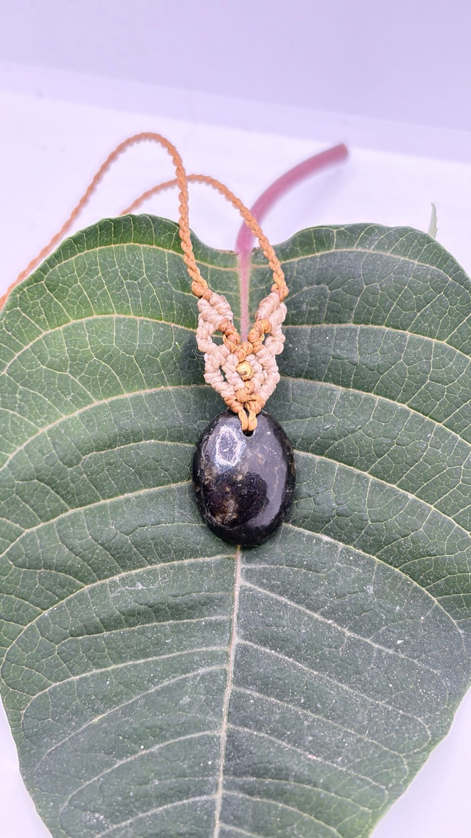 Collar con hiperstena de macramé