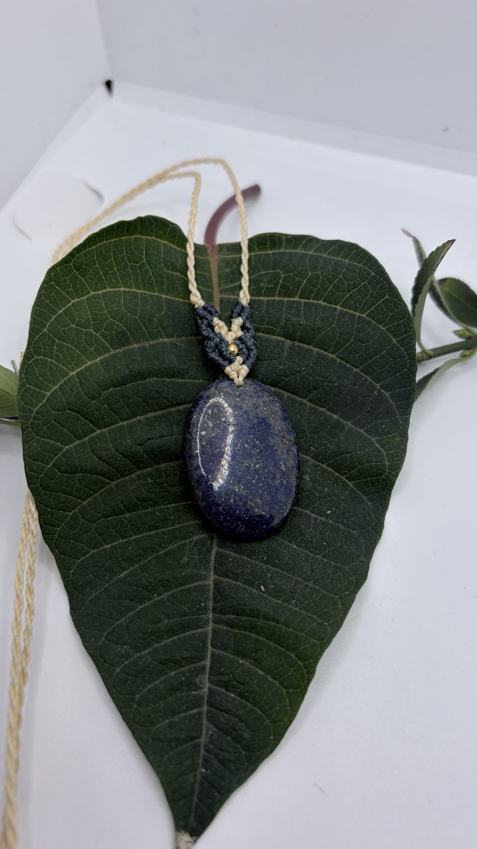 Collar con lapislázuli de macramé