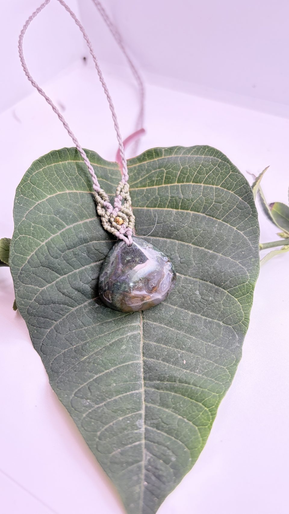 Collar con Ágata musgo de macramé