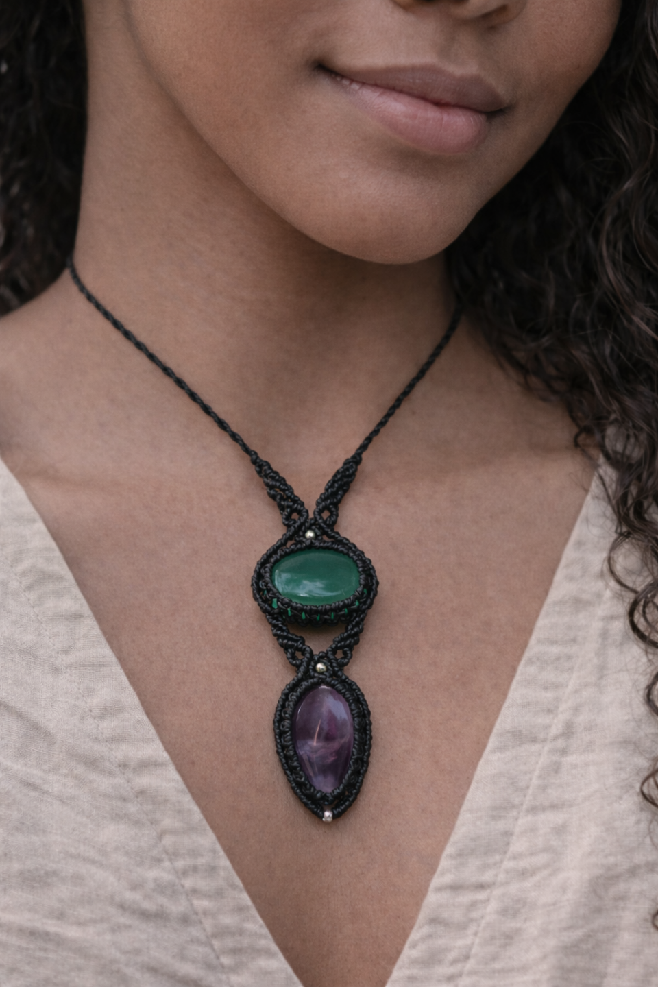 Collar doble de macramé con onix verde y amatista trapiche