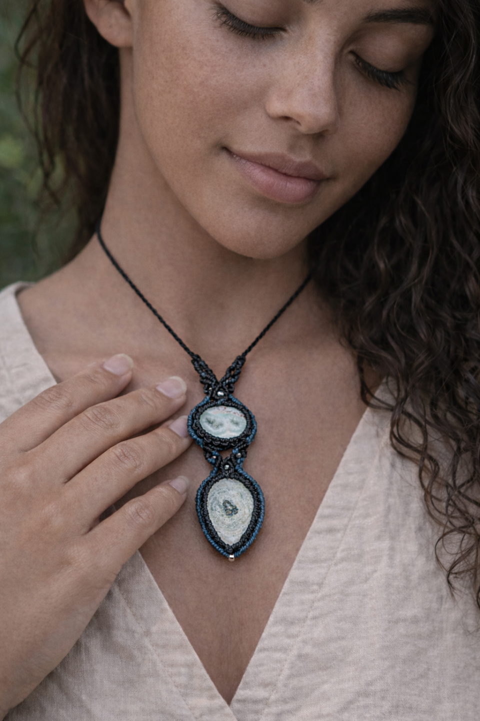 Collar doble de macramé con cuarzo solar