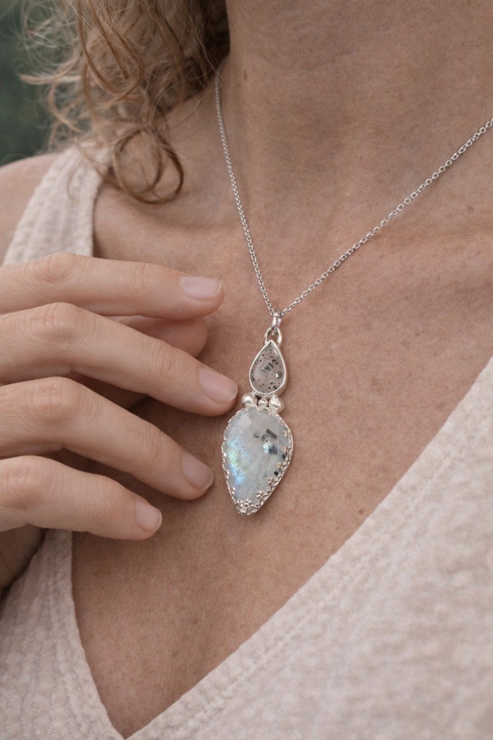 Collar con cuarzo cristal y piedra luna arcoíris