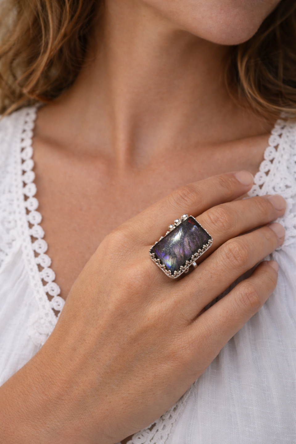 Anillo con labradorita violeta talla 14