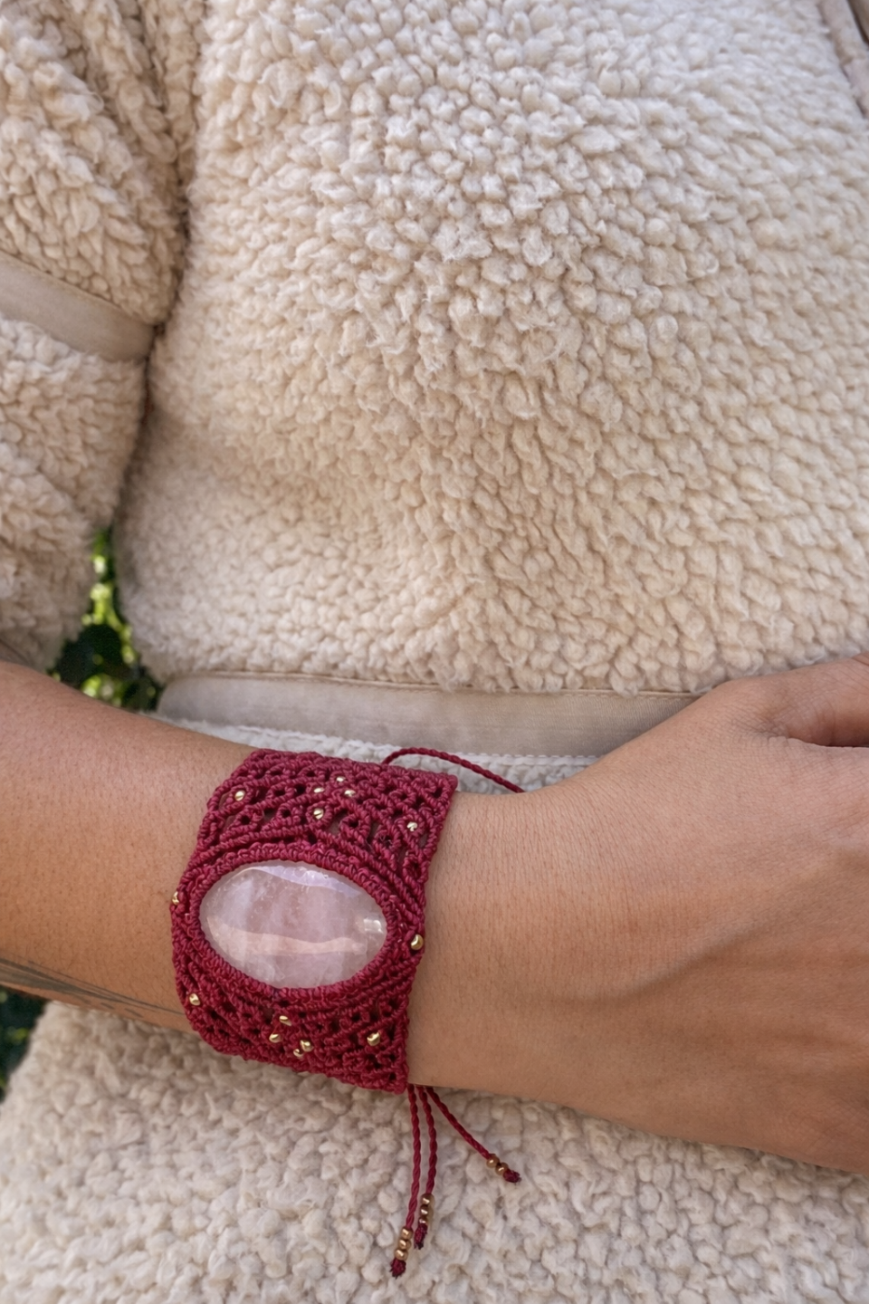 Brazalete de macramé con cuarzo rosa