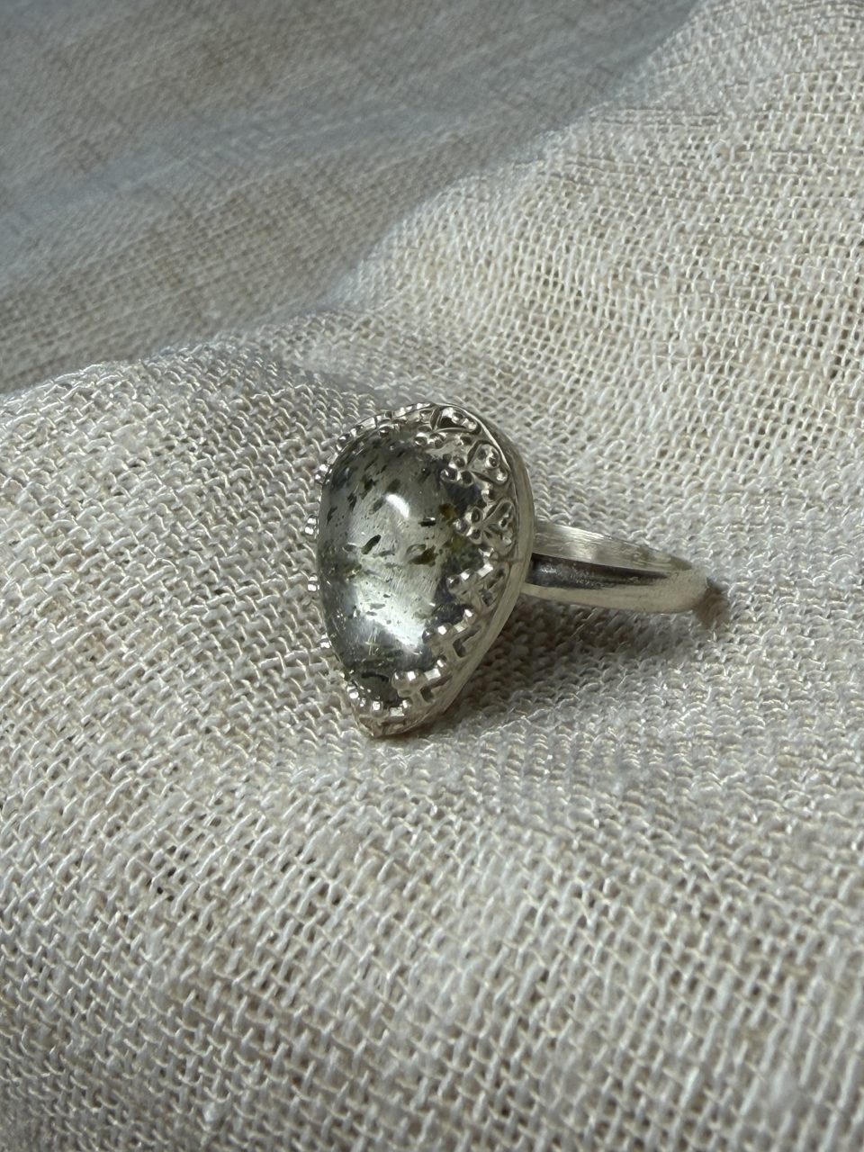 Anillo con cuarzo con inclusiones talla 14