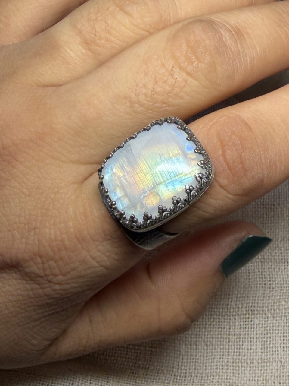 Anillo regulable con piedra luna arcoíris