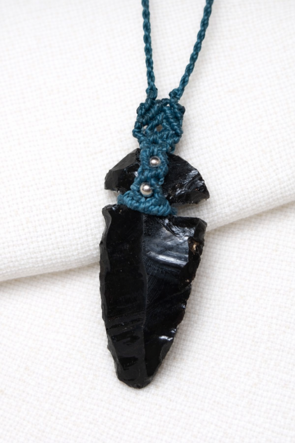 Collar Flecha de Obsidiana Negra Natural en Macramé