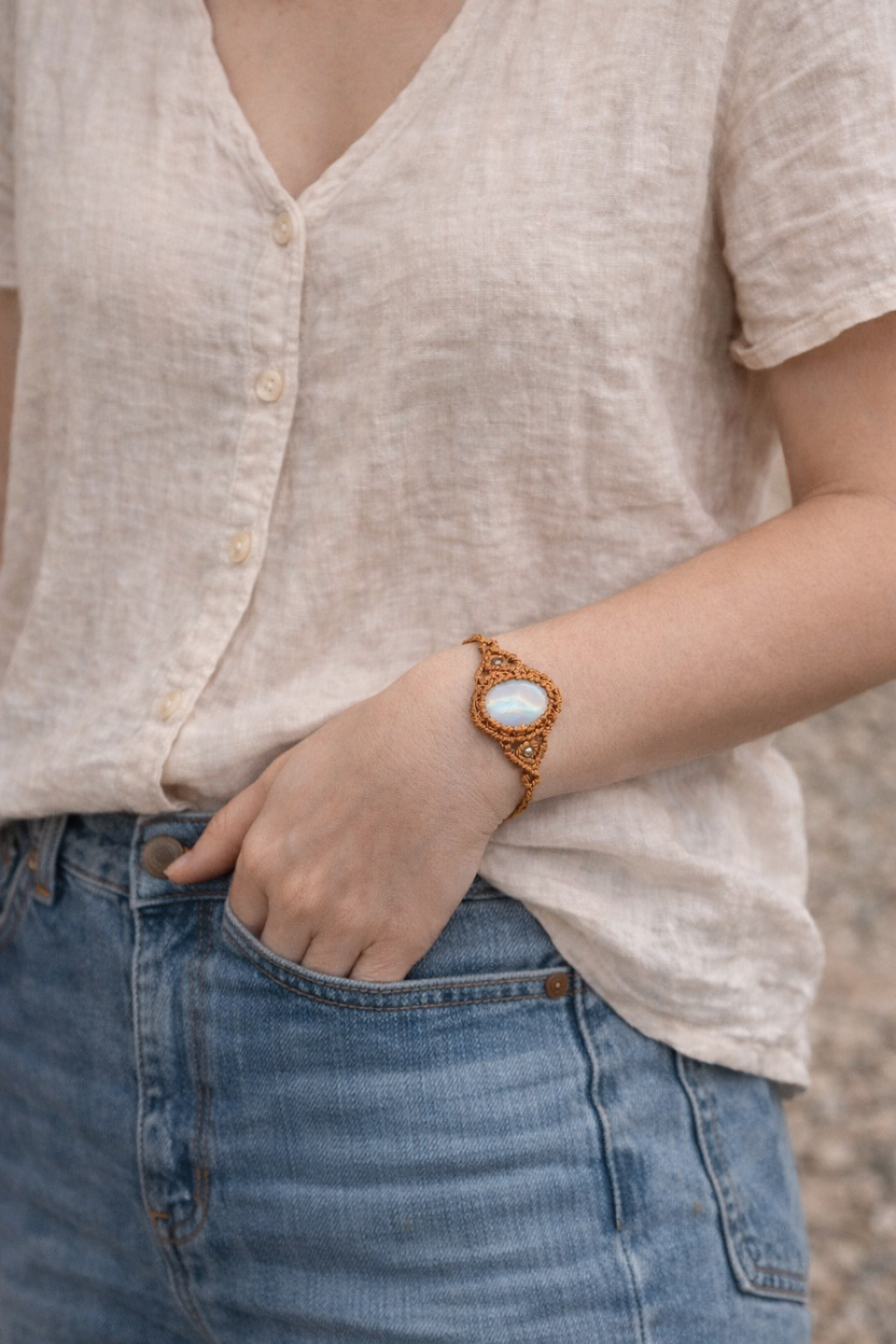 Pulsera Halley con piedra luna en macramé