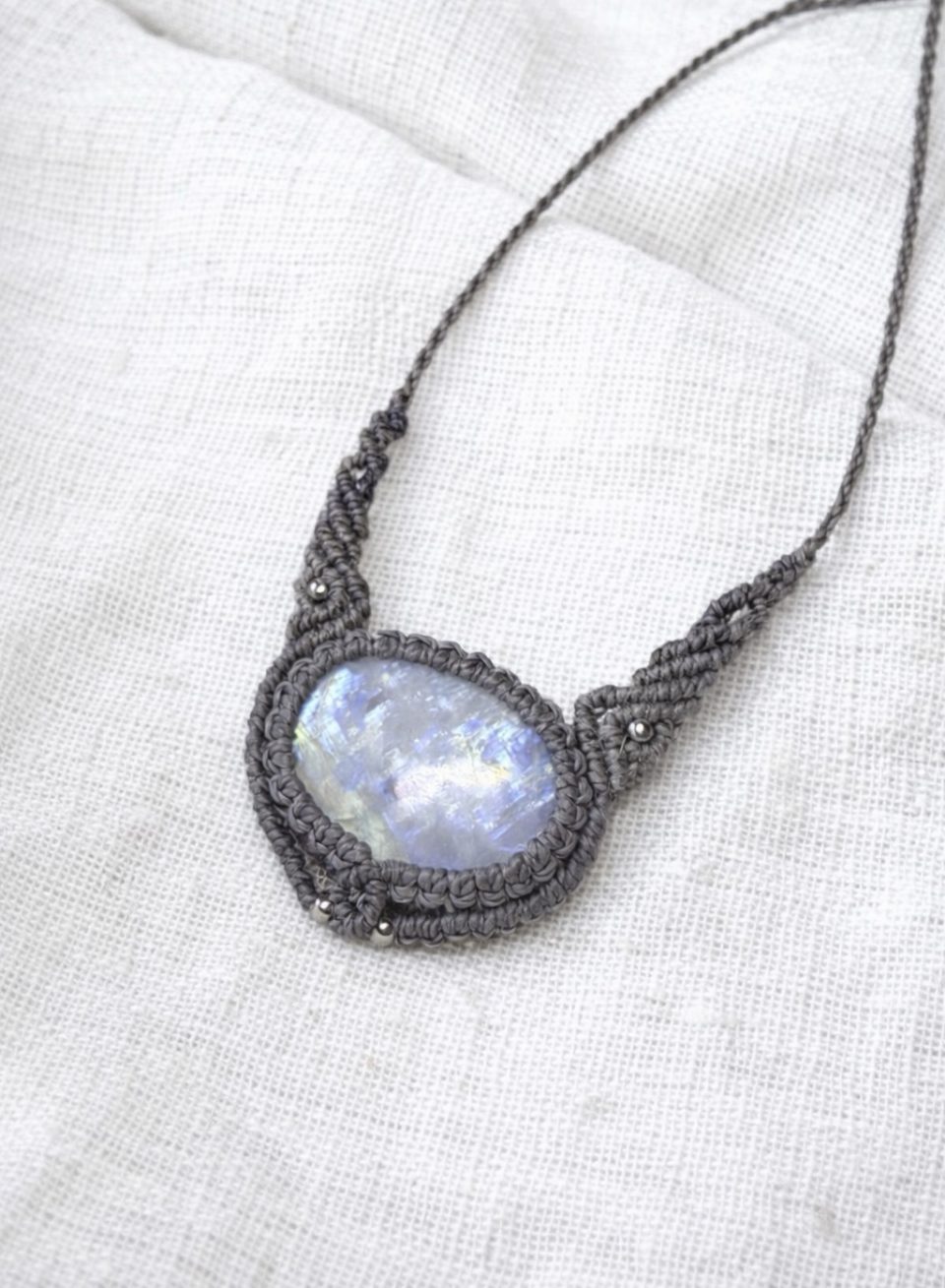 Collar de macramé pausa con piedra luna