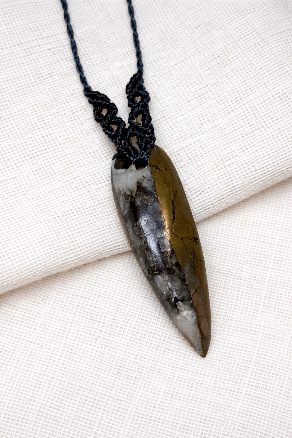 Collar de Ortocera Natural en Macramé