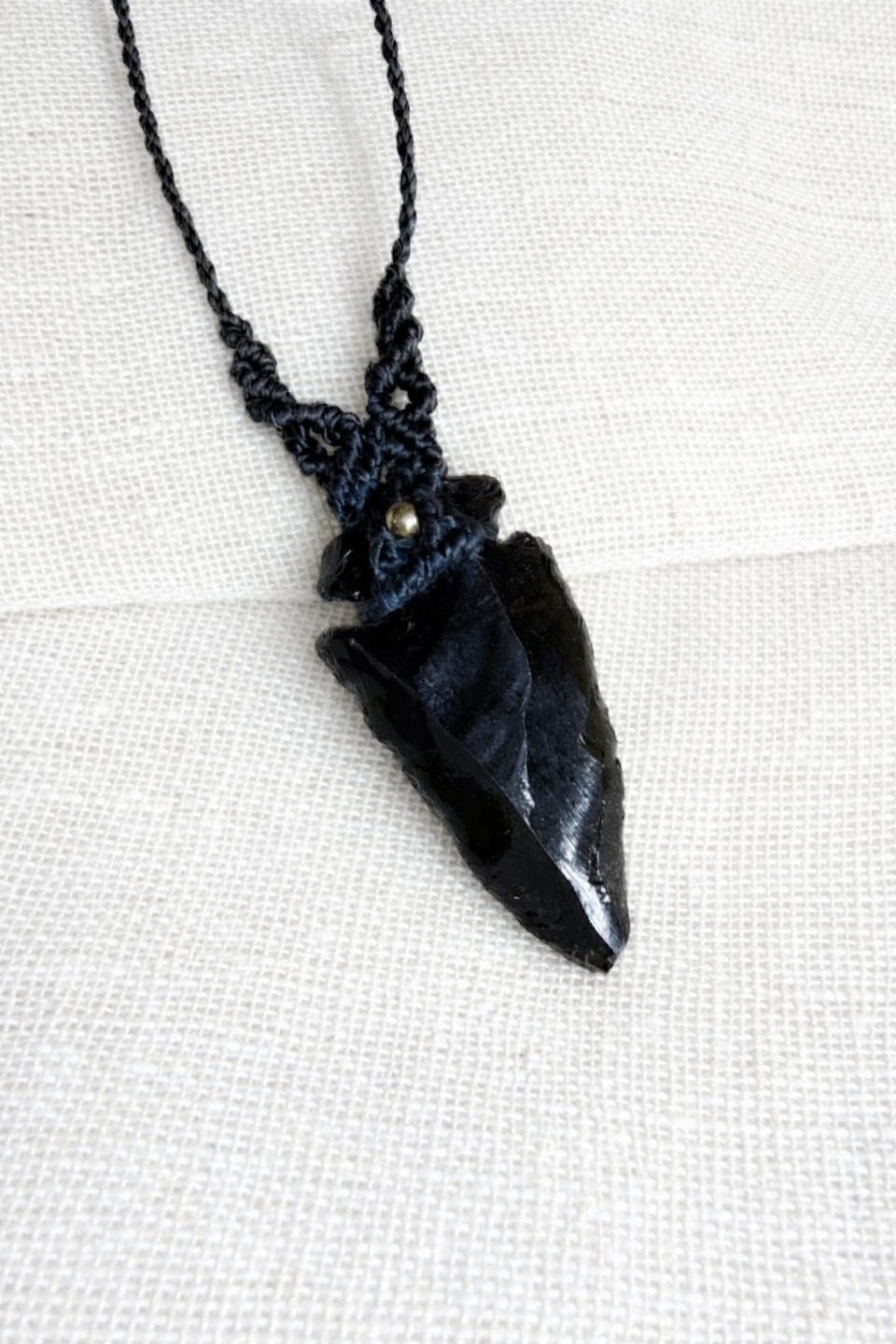 Collar Flecha de Obsidiana Negra en Macramé