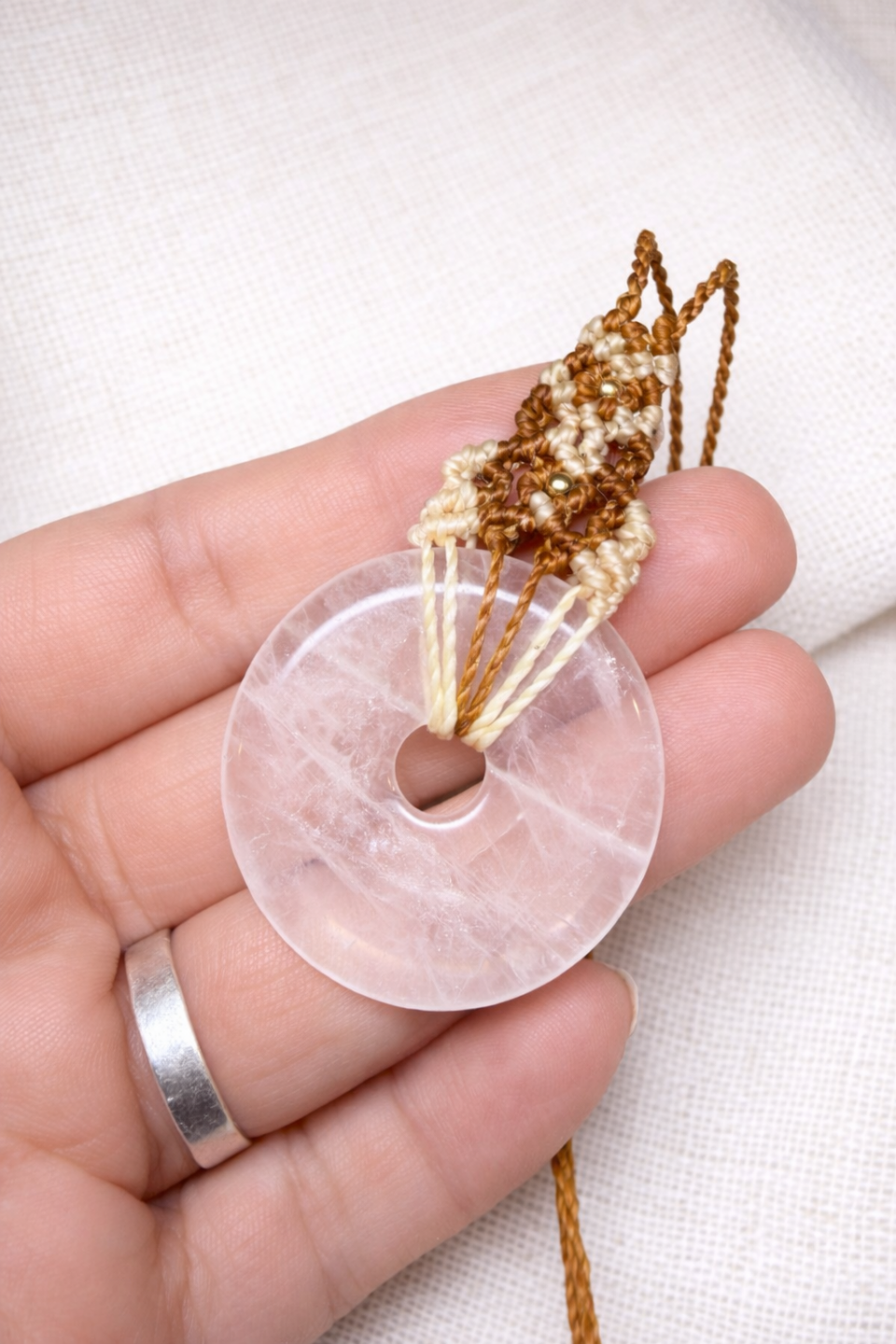 Collar Donut de Cuarzo Rosa Natural en Macramé