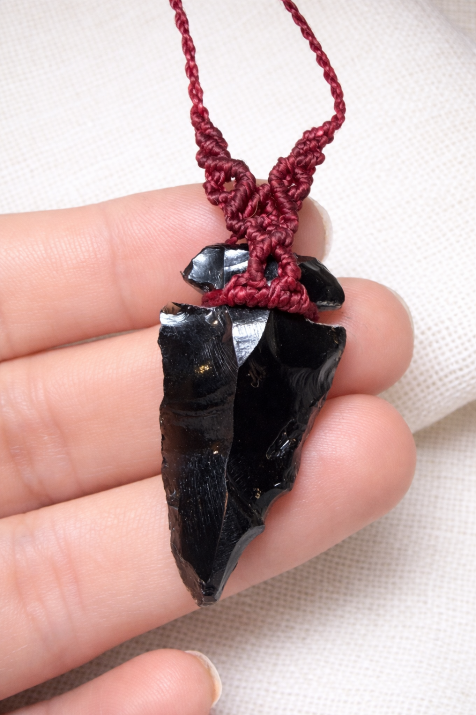 Collar Flecha de Obsidiana Negra en Macramé