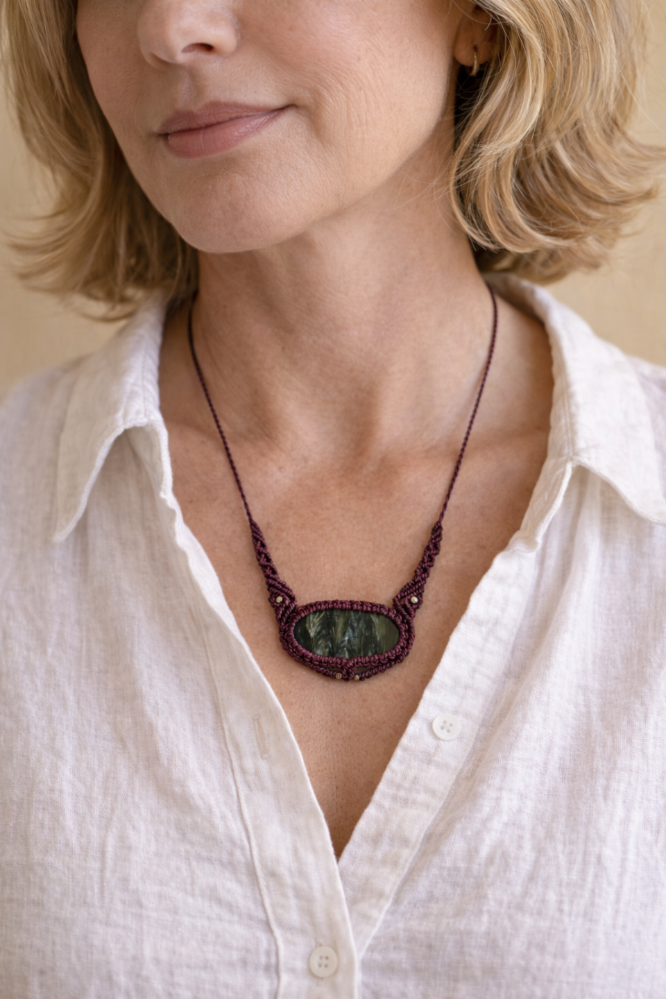 Collar de macramé Pausa con serafinita