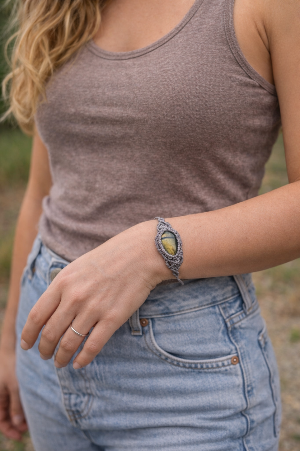 Pulsera Halley de macramé con labradorita