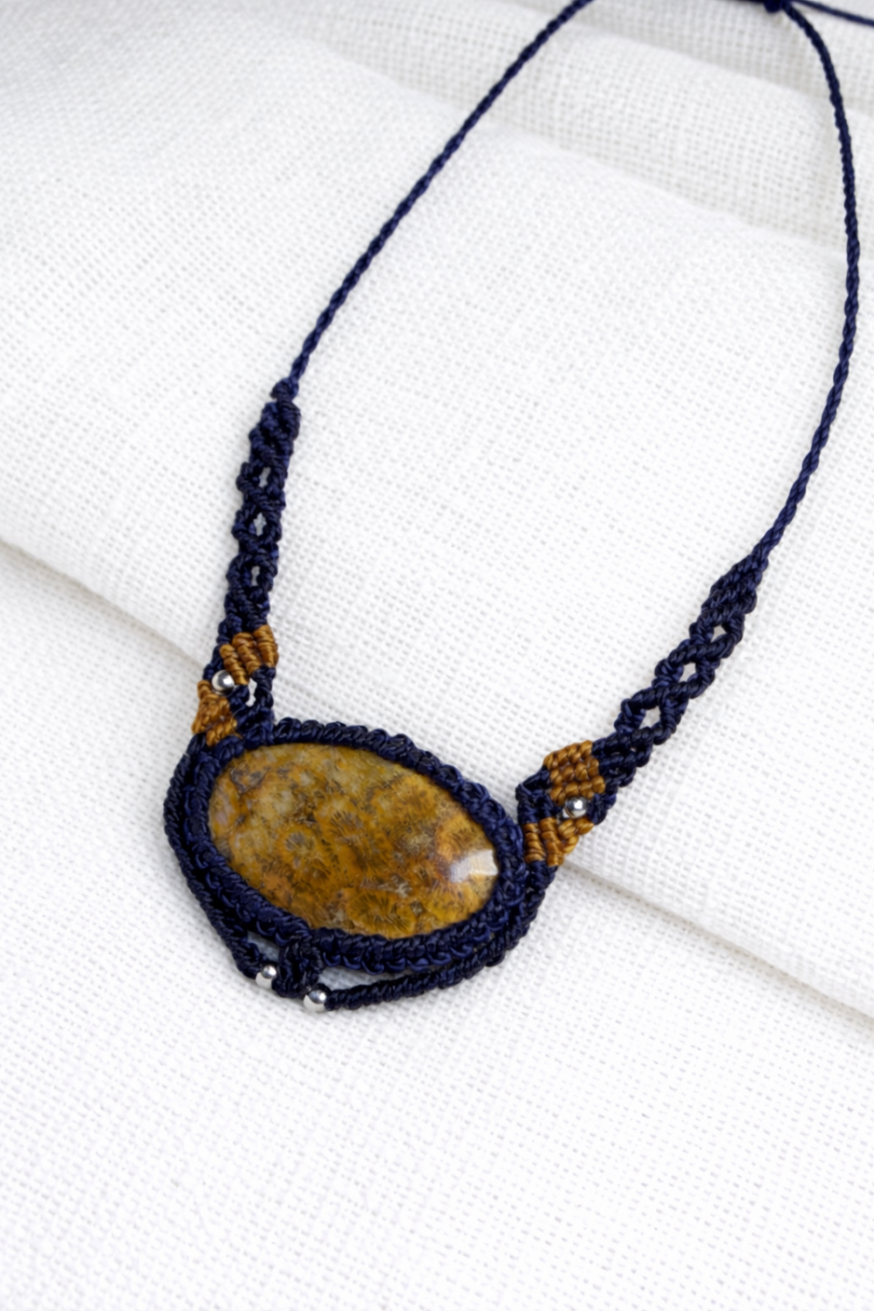 Collar de macramé Pausa con fósil de coral