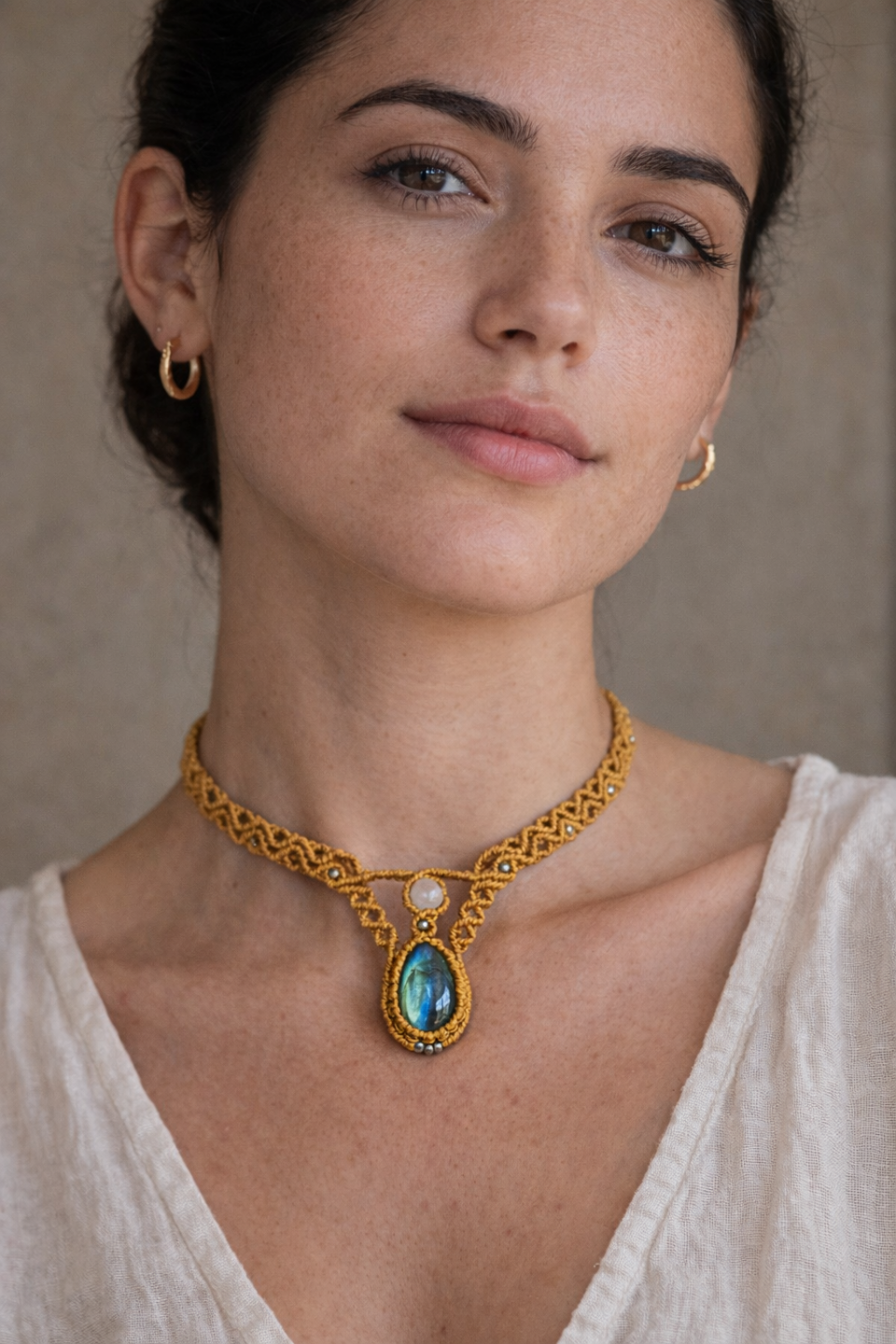 Gargantilla de macramé con labradorita