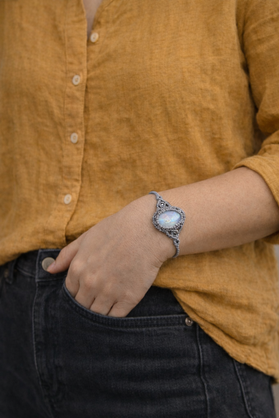 Pulsera Halley de macramé con piedra luna natural