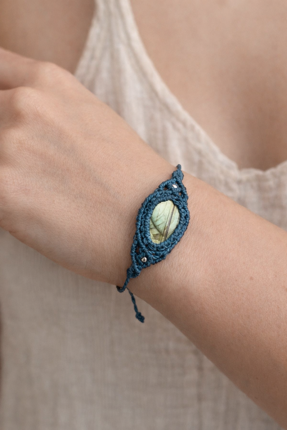 Pulsera Halley de macramé con labradorita