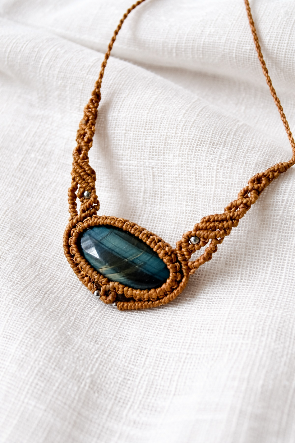 Collar de macramé Pausa con ojo de halcón