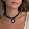 gargantilla de macrame con  piedra luna