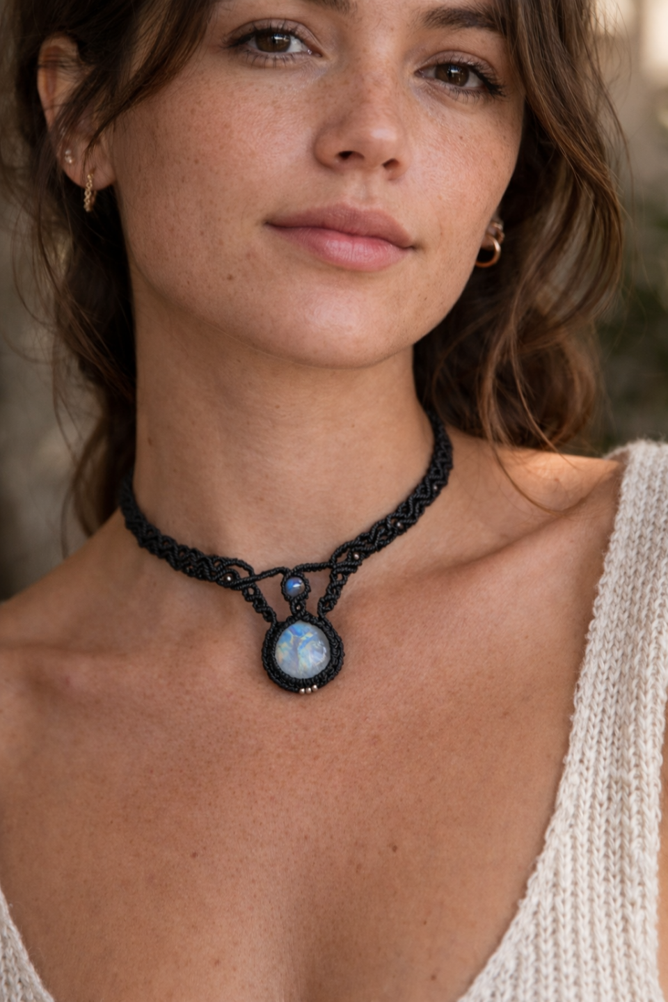 Gargantilla de macramé con piedra luna