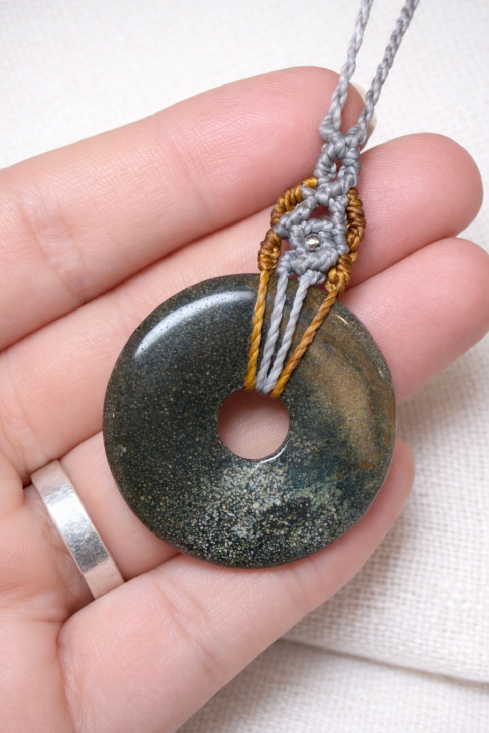 Collar Donut de Cuarzo Oceánico Natural en Macramé