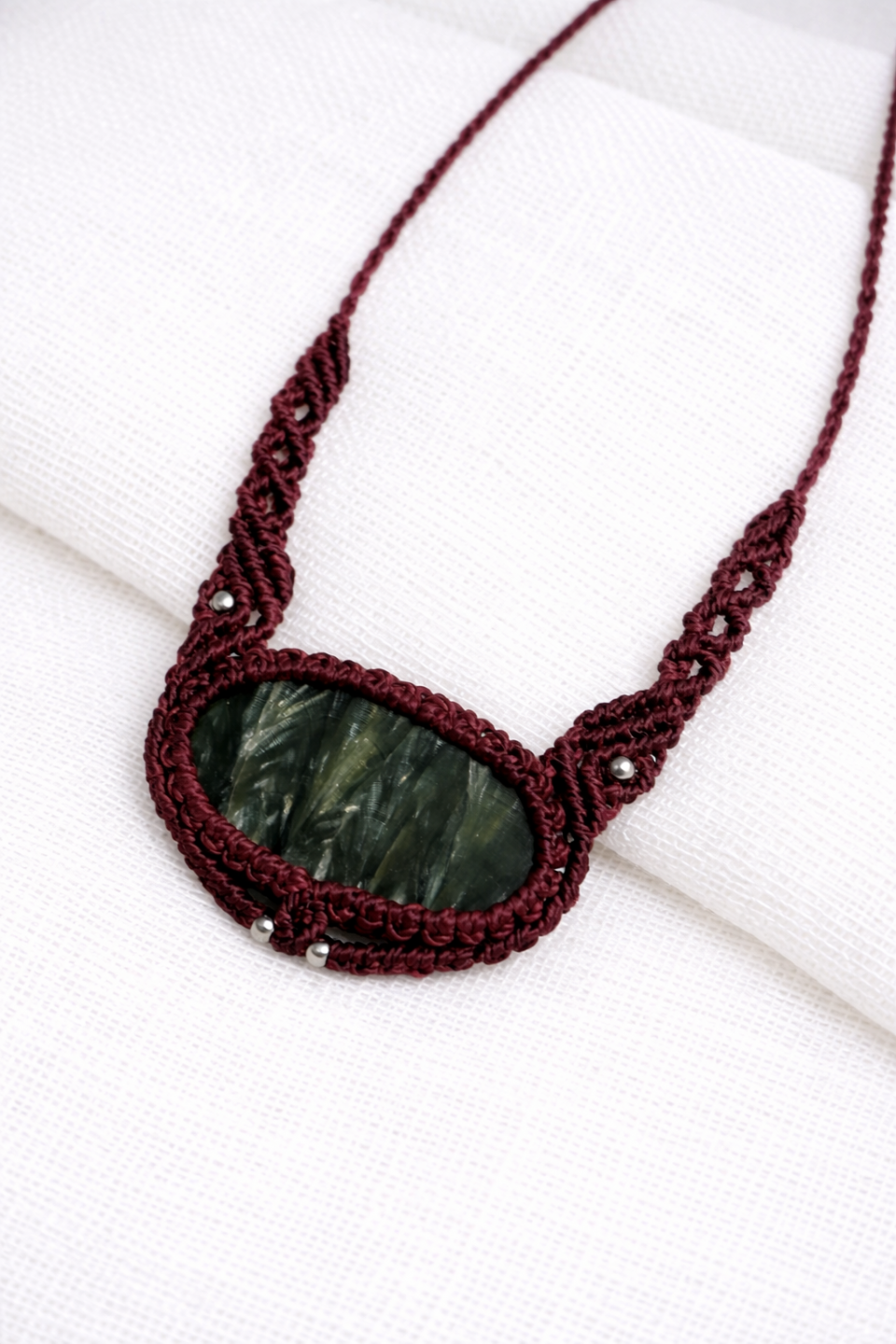 Collar de macramé Pausa con serafinita