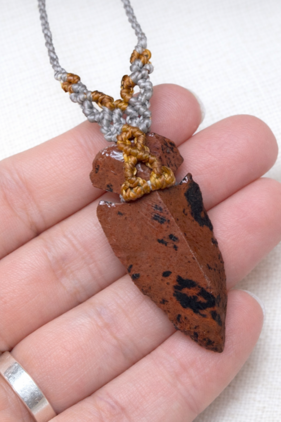 Collar Flecha de Obsidiana Caoba Natural en Macramé