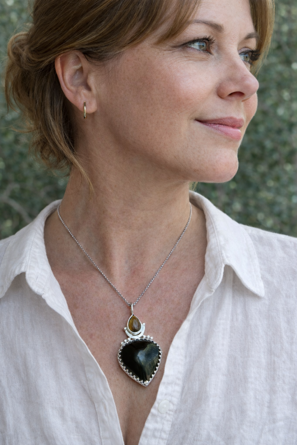 Colgante grande de obsidiana manto huichol (arcoíris) y ojo de tigre en plata